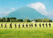 hành quân dưới chân núi Bà Đen