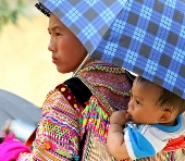 Mẹ và con thiếu nữ H`Mông, Lào Cai.