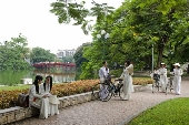 Nữ sinh Hà Thành trong chiều hè bên Hồ Gươm