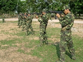 Tập bắn AK.